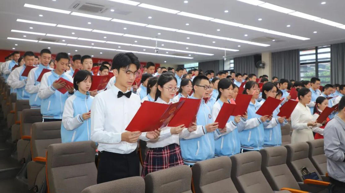 教育部“六个一”，推进青少年法治教育融入学校教育各阶段封面